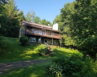 Killington area home - 4-seasons & hot tub. Sleeps 13+ - Pittsfield - Edificio