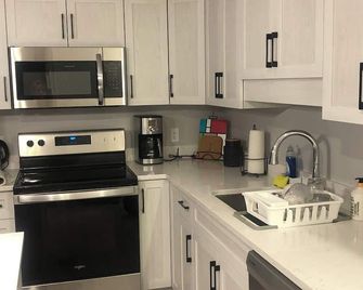 Quite Osoyoos Get Away walk to lake and downtown - Osoyoos - Kitchen