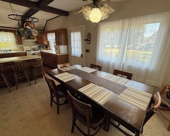 Cozy rustic cottage w/private shared beach on Newfound Lake & easy ski access - Bridgewater - Dining room