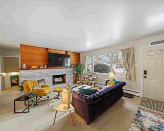 Krazy Kool Kop Experience - King of Prussia - Living room