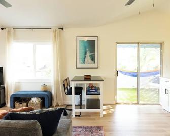 North shore living! Walking distance to Hale’iwa town. Private lanai, AC, WiFi. - Waialua