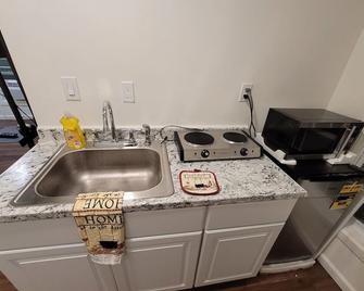 Private studio 8min from EWR - Newark - Kitchen