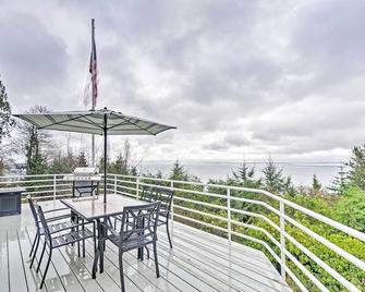 Unique Port Ludlow Home with 3 Decks and Hot Tub! - Port Ludlow - Balcón