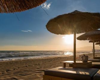 Cumeja Beach Club & Hotel - Baia Domizia - Пляж