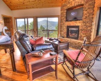 Relax & Unwind At Ritz On The Rocks! Dog Friendly, Hot Tub, Near Wineries! - Cleveland - Living room