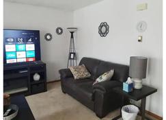 Spacious 1 BR Apartment located above a Salon. - Bismarck - Living room