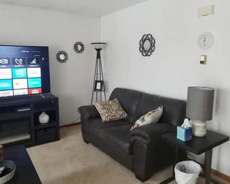 Spacious 1 BR Apartment located above a Salon. - Bismarck - Living room