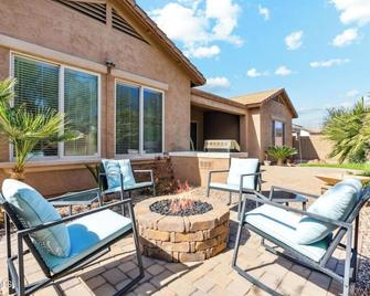 Large Single Story Home with Pool Table. Close to Golf and Green Spaces. - Florence - Balcony