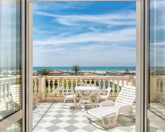 Hotel Happy - Marina Di Pietrasanta - מרפסת