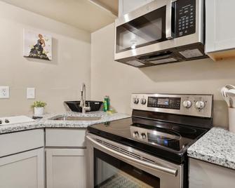 Charming 1-bedroom apartment with AC, WiFi in delightful Newark - Newark - Küche