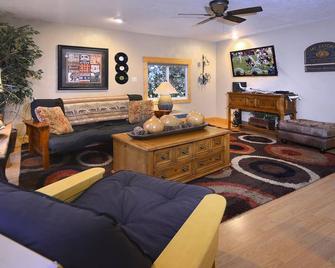 Diamond On The River / 3000 Sq. Ft Home right on the Gunnison River - Gunnison - Living room