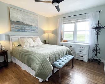 Cottage in the Country-Only 30 min. from Waterton!! Sleeps 6 -Hot Tub! - Cardston - Bedroom