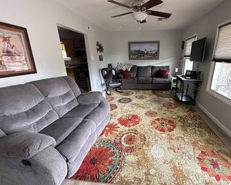 Charming 2 bedroom 1 bath home - Wickenburg - Wohnzimmer