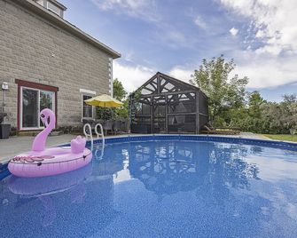 River Road House is a 1910 Restored Farmhouse with a Cottage Vibe hot tub, sauna - Napanee - Piscina