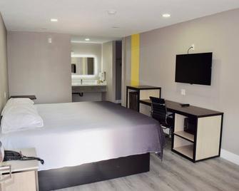 Super 8 by Wyndham Visalia - Visalia - Bedroom