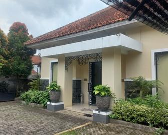 Capital O 93872 Natura Guest House Syariah Near alun alun kota purwokerto - Purwokerto - Building