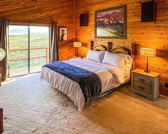 Large cabin with amazing views, mountains, sunsets, and wildlife. - Pinedale - Bedroom