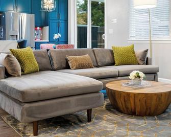Lux Stay w/Sauna, BBQ, Fire pit close to Hard Rock - Marysville - Living room