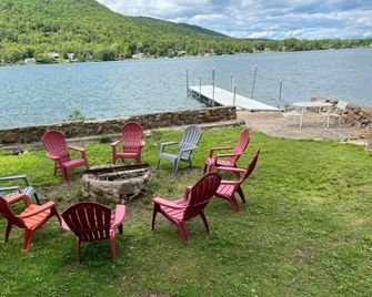 Lake George. Beautiful, spacious 5-bedroom lakefront home. Newly listed. - Ticonderoga - Innenhof