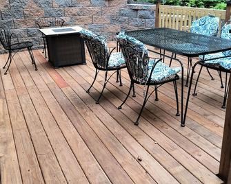 Beautiful cabin situated on wooded land with nice yard clearing and small stream - Madison - Patio