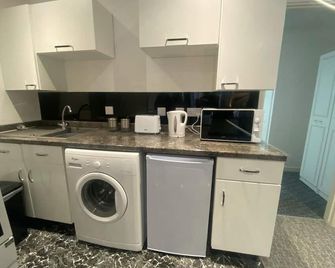 3 Bed Apartment - Sleeps 6 - Free Parking Wifi - Merthyr Tydfil - Kitchen