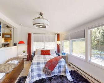 Private Cabin Nestled Within Protected Forest Overlooking Large Spring Fed Pond! - Uxbridge - Bedroom