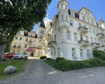 Moderne Ferienwohnung mit Schöner Aussicht in der Residenz am Kurpark - Bad Rothenfelde - Gebäude