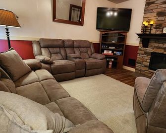 The Stone House - 3beds/1 1/2 bath Private Fenced Backyard w/ Grill & Fire Pit - Chillicothe - Wohnzimmer