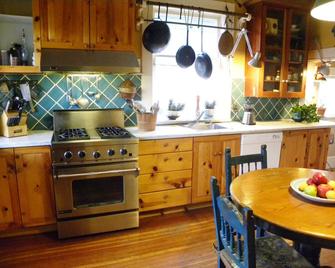 Beautiful Victorian Home - Central Vancouver! - ונקובר - מטבח