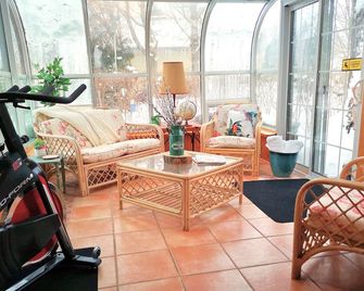 Riverside Retreat with Hot Tub - Walkerton - Obývací pokoj