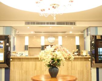 Chaisaeng Palace Hotel - Sing Buri - Front desk