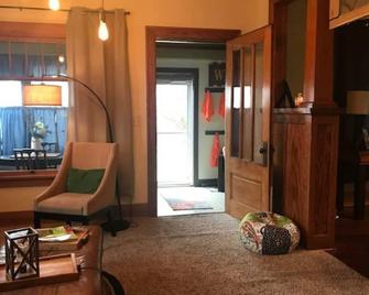 Destination Driftless- A Trailside Retreat - Darlington - Sala de estar