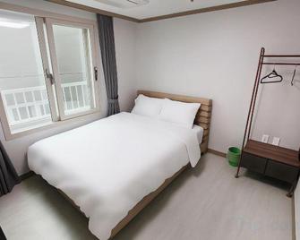 Seogwipo Seohyun Hotel - Seogwipo - Habitación