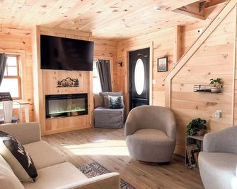 ATV/hiking/biking cozy getaway! - 베를린 - 거실