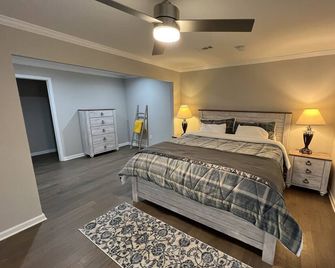 Warm, clean, and modern five bedroom house - Buford - Schlafzimmer