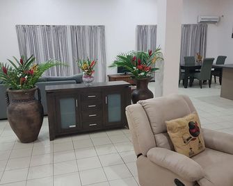 Puataukanave International Hotel - נייפאו - סלון