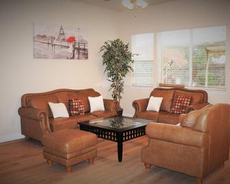 Relaxing & luxury living, Home away from Home. - Rancho Cordova - Living room