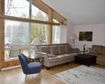 Million Dollar Views and Lasting Memories near Coe Hill Ontario - Gilmour - Sala de estar