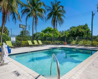 Extended Stay America Suites - West Palm Beach - Northpoint Corporate Park - West Palm Beach - Pool