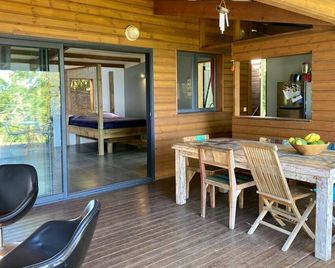 Cottage chaleureux avec vue mer et piscine - Saint-Leu - Essbereich