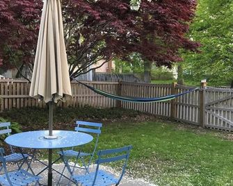 Cottage Suite 'A' - Walk to Shops, Train, History - Concord - Patio