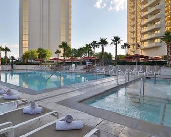 Suites at Signature - Paradise - Piscina