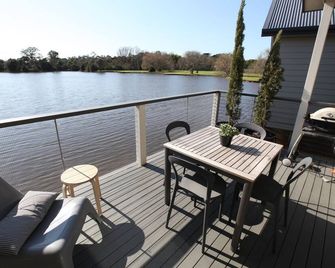 크리텐든 레이크사이드 빌라 - 보네오 - 발코니