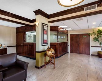 Quality Inn and Suites Mooresville-Lake Norman - Mooresville - Receptionist