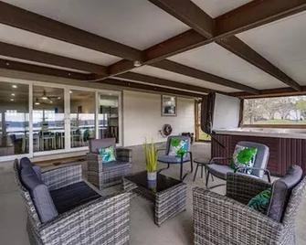 Luxurious, fishing, riding boat and fun at Richland Chambers at Lake front home - Corsicana