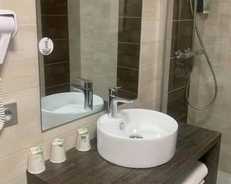 Hotel Restaurant Vesontio - Besançon - Bathroom