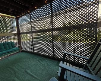 Bourbon & Barrels Bunker - Versailles - Balcony