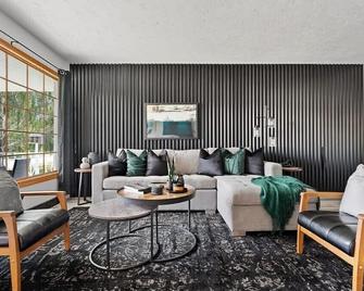 The Coal Stone throw away from Red Deer River 2BR House - Drumheller - Living room