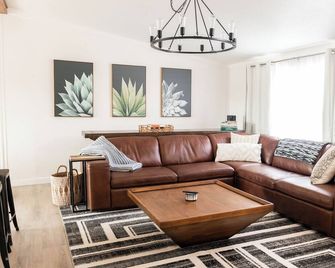 Lakefront Home With Hot Tub And Private - Bridgeport - Wohnzimmer