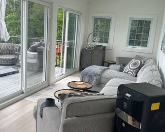 Home away from home on Tatamagouche Bay. Fully renovated Pet friendly - Tatamagouche - Вітальня